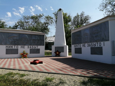 Памятник воинам Советской армии, погибшим в годы Великой Отечественной войны.