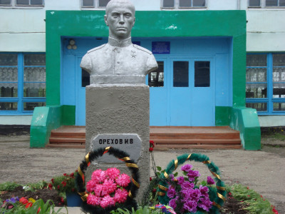 Памятник-бюст Герою Советского Союза И.В. Орехову.