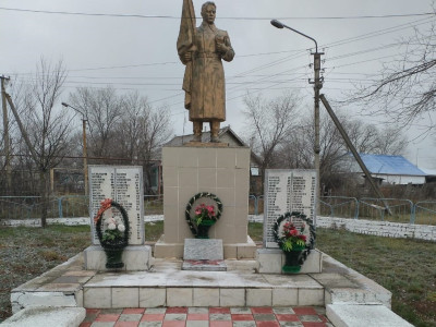 Братская могила советских воинов, погибших в боях с фашистами.