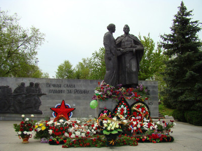 Братская могила воинов, погибших и мирных жителей, погибших в годы Великой Отечественной войны (Мемориал Славы).